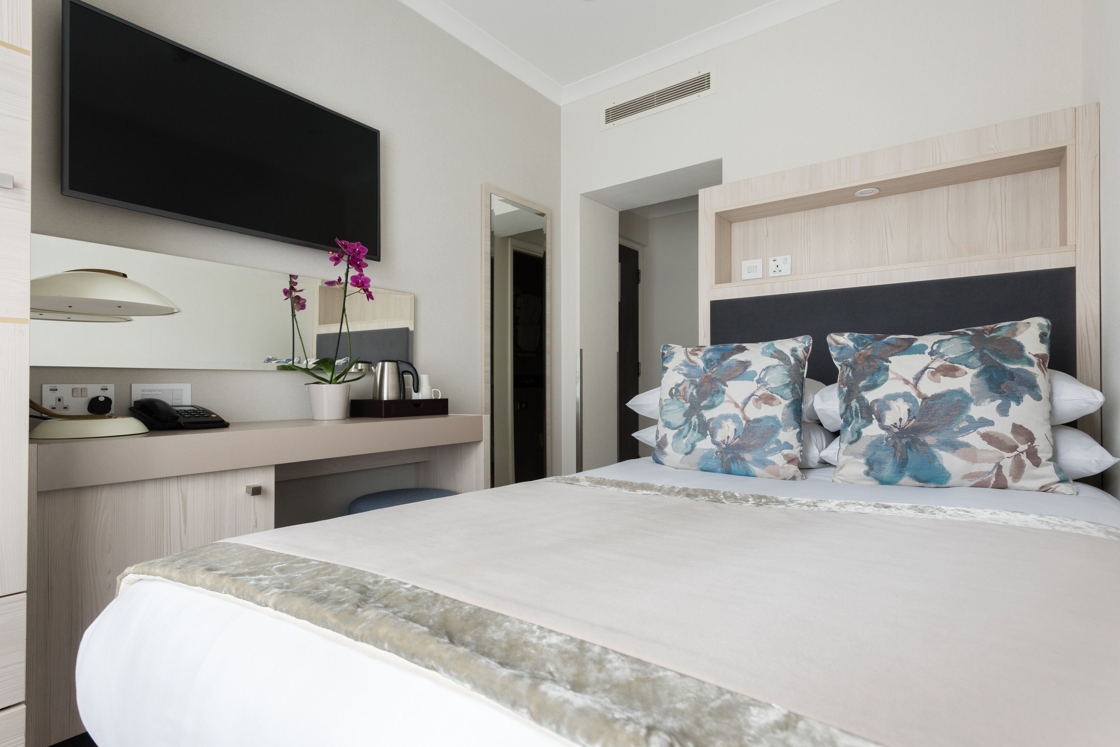 Hypo-allergenic bedding, in-room safe, iron/ironing board, free WiFi