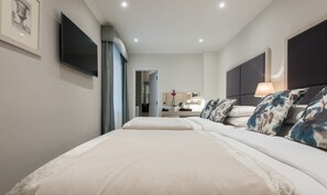 Habitación doble familiar | Ropa de cama hipoalergénica y caja de seguridad en la habitación 