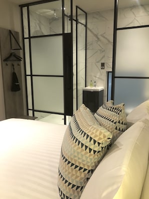 Kamar Single Standar (Without Window) | Seprai antialergi, brankas, meja kerja, dan kedap suara