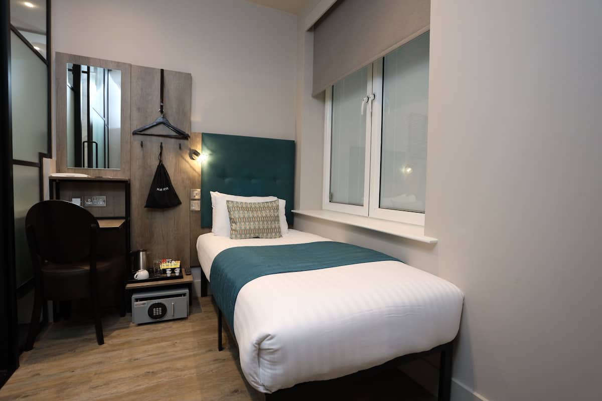 Kamar Single Standar | Seprai antialergi, brankas, meja kerja, dan kedap suara