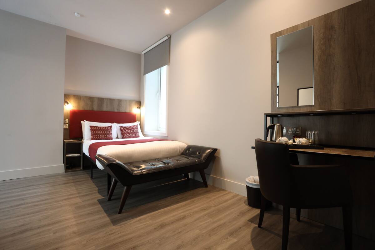 Kamar Double Superior | Seprai antialergi, brankas, meja kerja, dan kedap suara