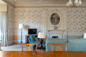 Townhouse Suite | Premium bedding, in-room safe, desk, iron/ironing board - Hapimag Resort Edinburgh (Edinburgh)