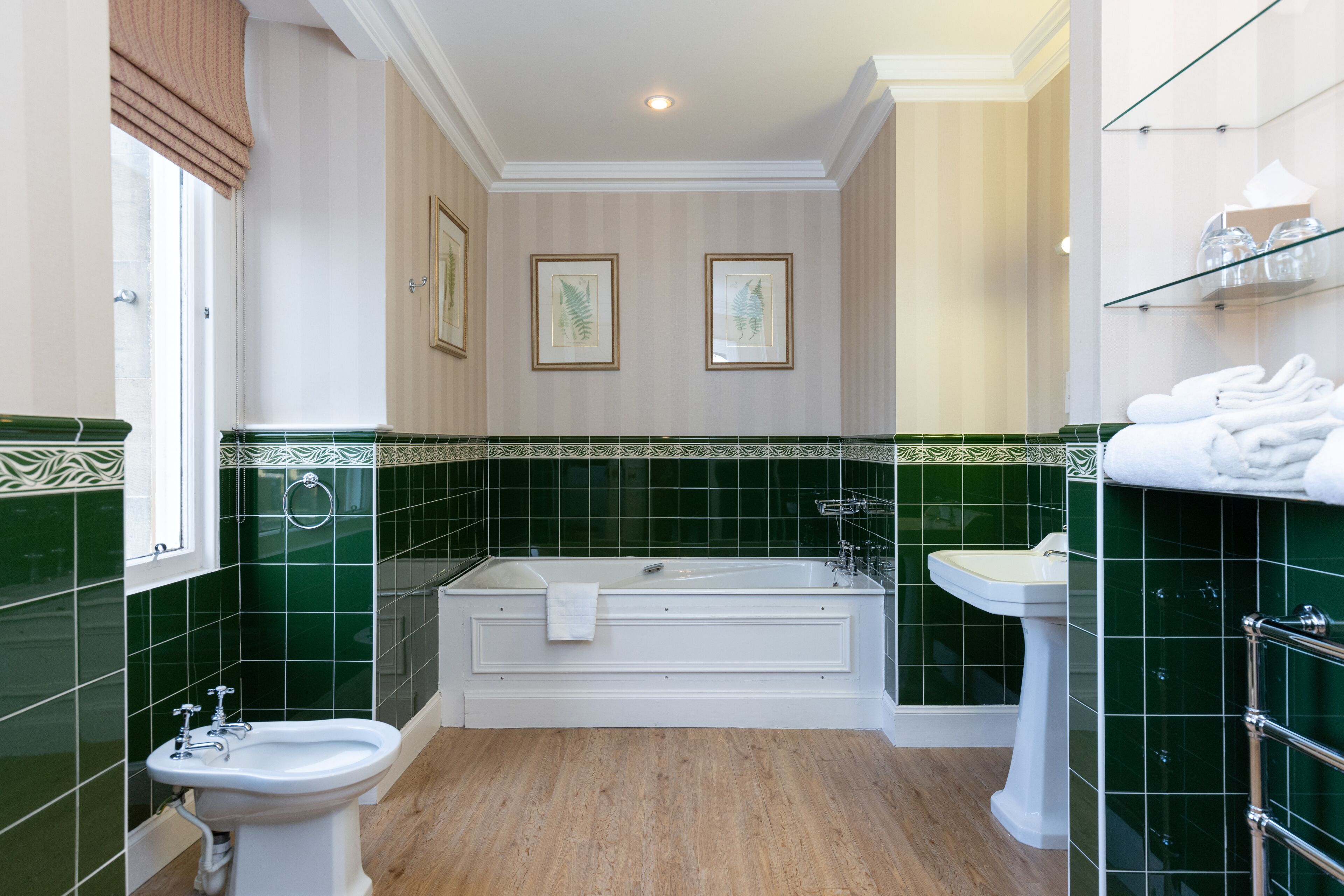 Een badkamer met een bad, een wastafel en een toilet.