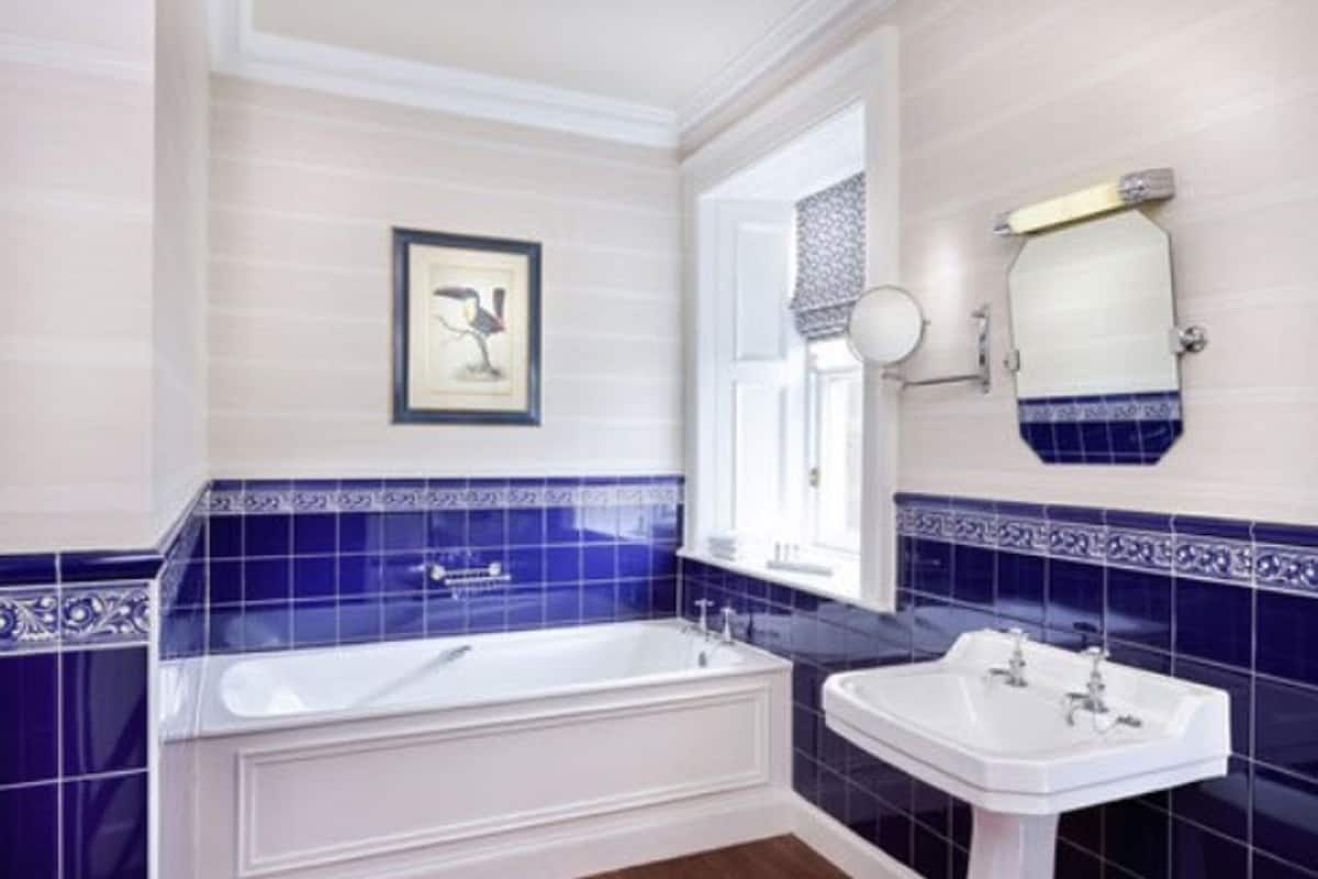 classic suite | bathroom | separate bathtub and shower, eco-friendly toiletries, hair dryer, bidet