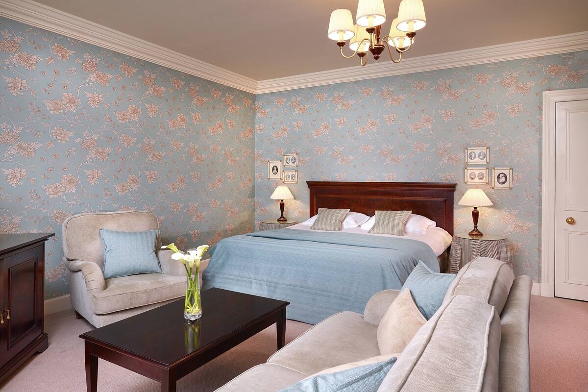 Premium bedding, in-room safe, desk, iron/ironing board (on request)