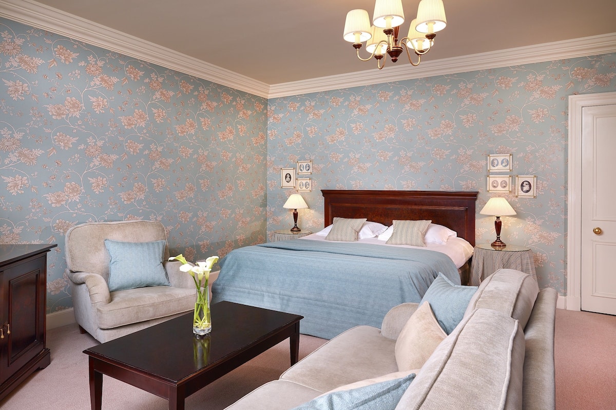 Classic Suite | Premium bedding, in-room safe, desk, iron/ironing board