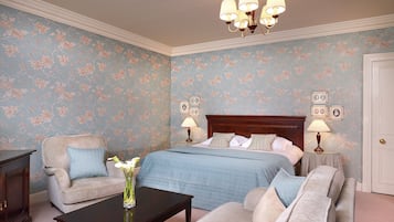 Suite – classic | Sengetøy av topp kvalitet, safe på rommet og skrivebord