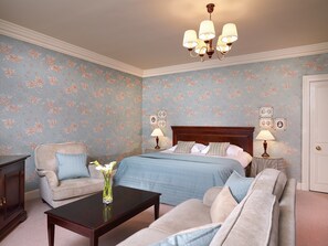 Suite – classic | Sengetøy av topp kvalitet, safe på rommet og skrivebord