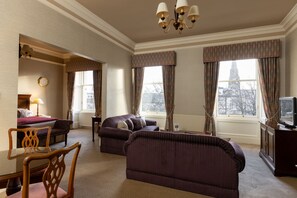 Grand Suite | Premium bedding, in-room safe, desk, iron/ironing board - Hapimag Resort Edinburgh (Edinburgh)