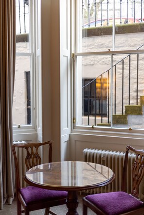 Classic Suite | Premium bedding, in-room safe, desk, iron/ironing board - Hapimag Resort Edinburgh (Edinburgh)