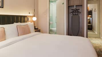 Ylelliset vuodevaatteet, tallelokero huoneessa, silitysrauta/-lauta