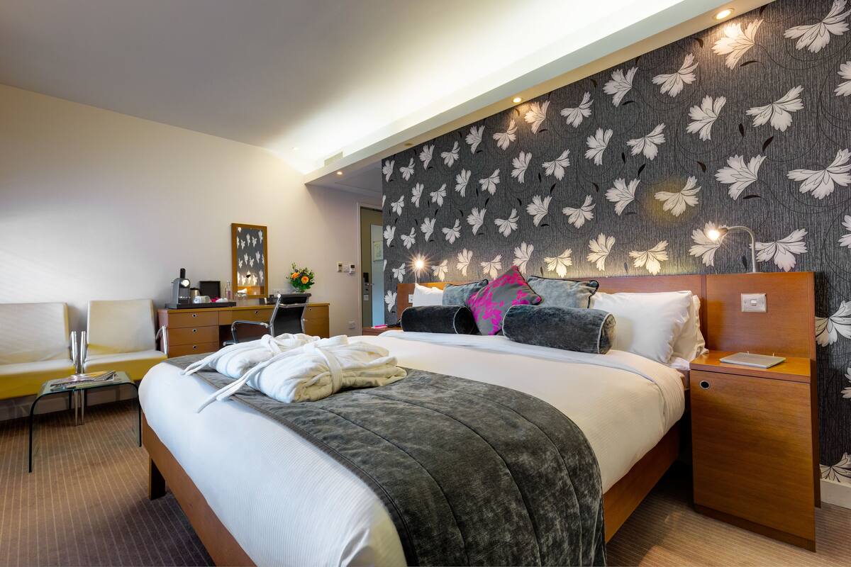 Ambassadors Room | Premium bedding, in-room safe, iron/ironing board, free WiFi