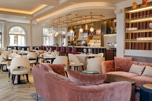 供應早餐、午餐和晚餐，地中海料理