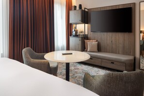 Habitación (Ambassador) | Área de sala de estar | Smart TV de 55 pulgadas con canales digitales 