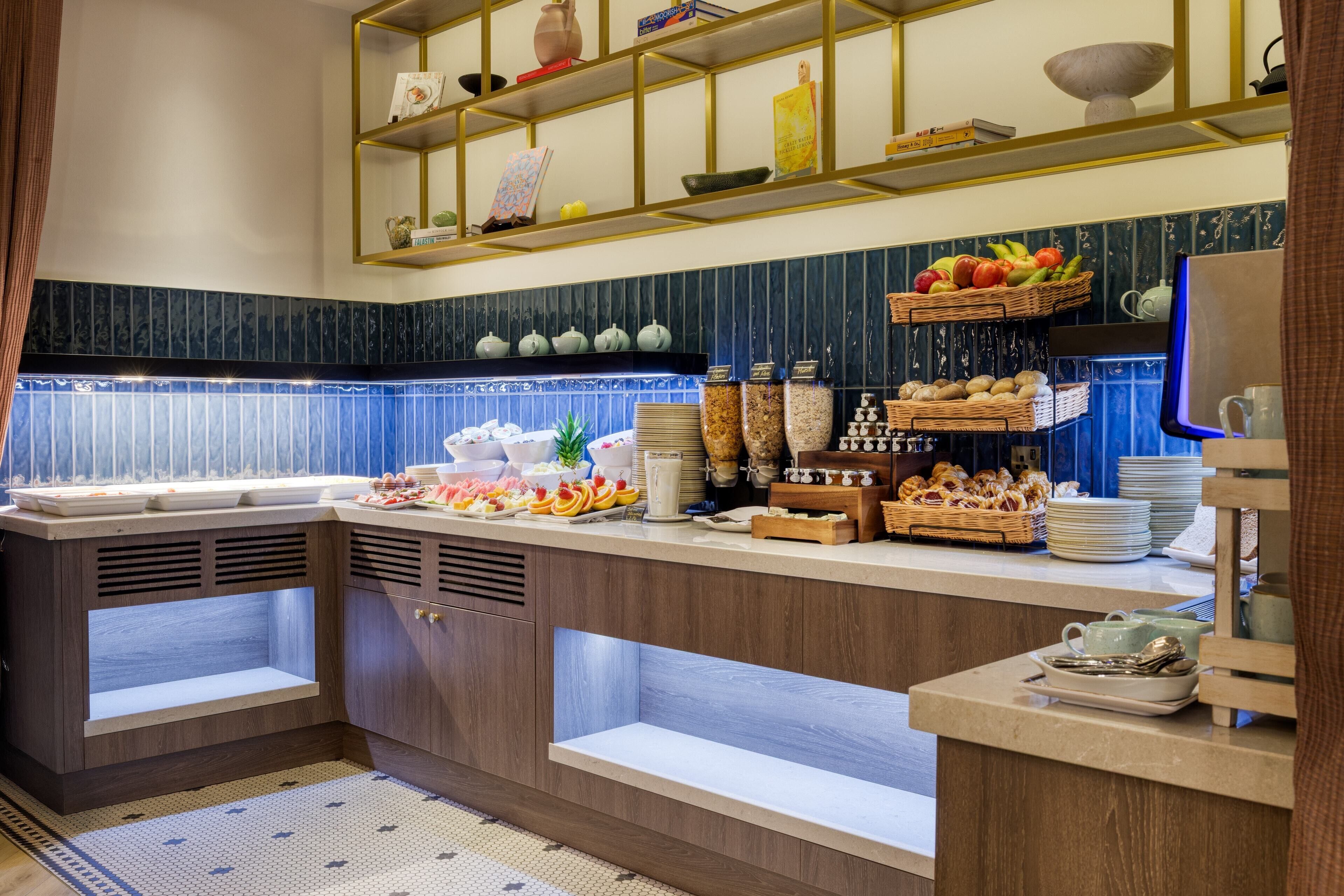 Daily full breakfast (GBP 21.95 per person)