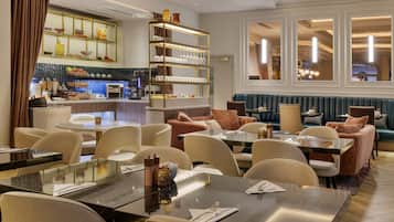 Päivittäinen täysi aamiainen (21.95 GBP per henkilö)