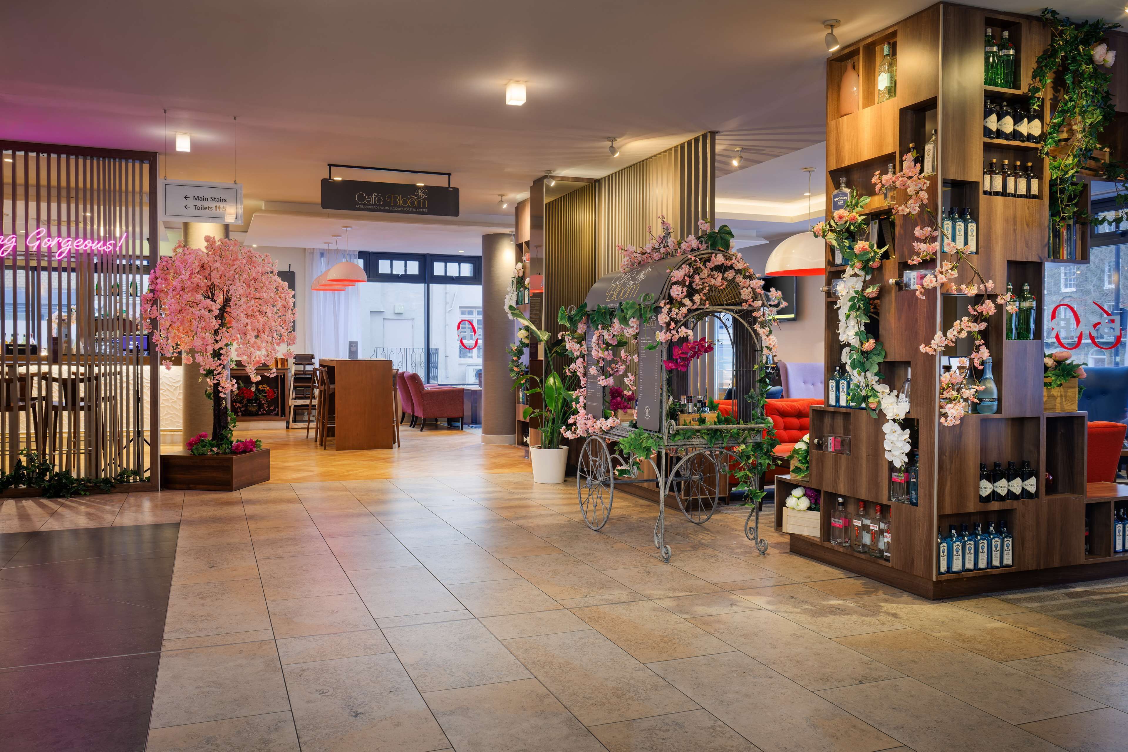 2 restaurants, breakfast, dinner served; British cuisine 