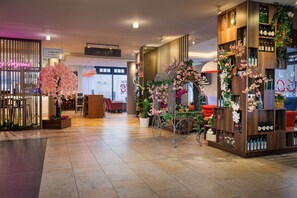 2 restaurants, breakfast, dinner served; British cuisine