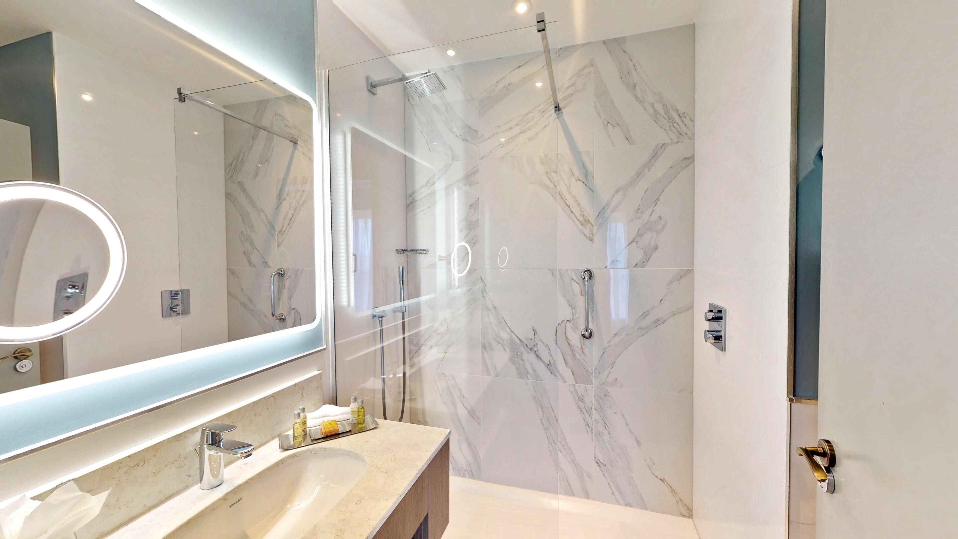 Shower, eco-friendly toiletries, towels