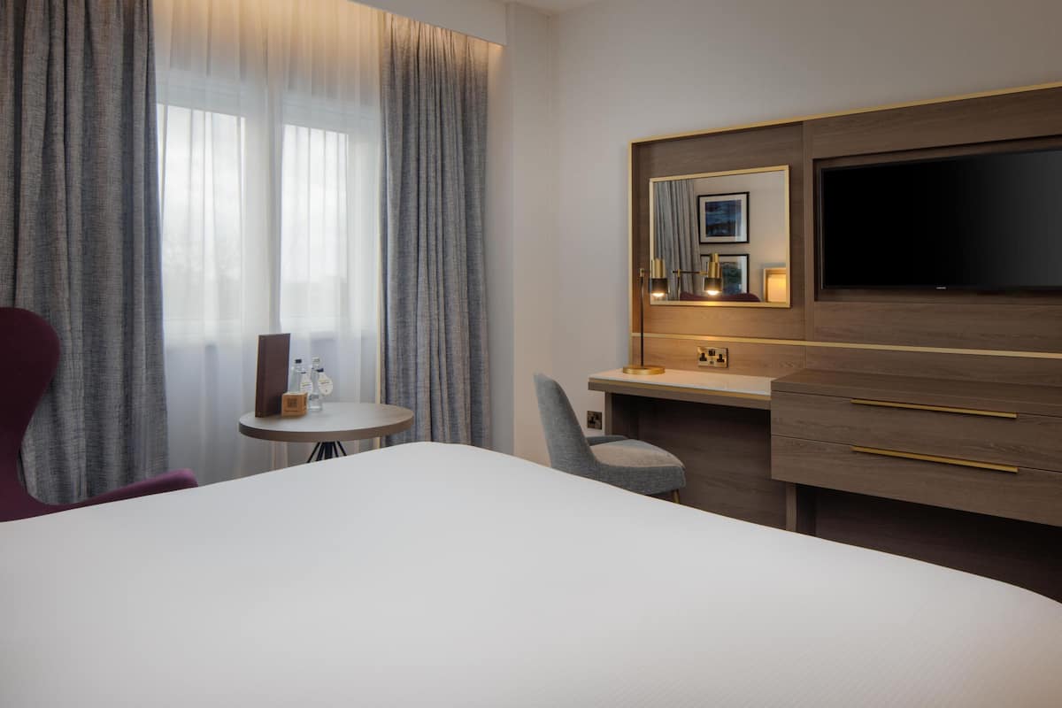Executive Room, 1 King Bed | Hypo-allergenic bedding, in-room safe, desk, laptop workspace