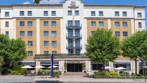 A hotel with a central entrance, multiple floors, and a balcony on the second floor. - DoubleTree by Hilton London Angel Kings Cross (London)