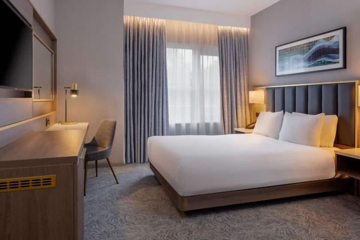 Hypo-allergenic bedding, in-room safe, desk, laptop workspace