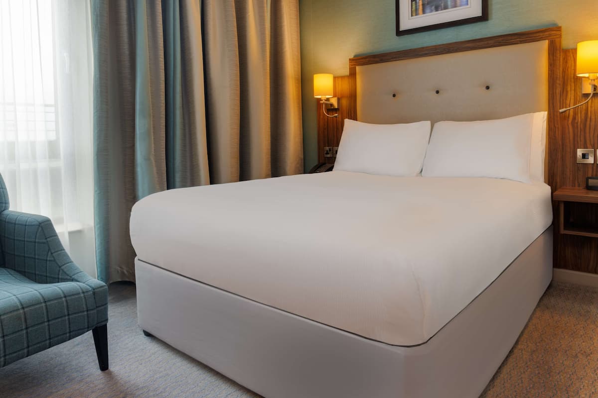 Room, 1 Queen Bed | Hypo-allergenic bedding, in-room safe, desk, laptop workspace