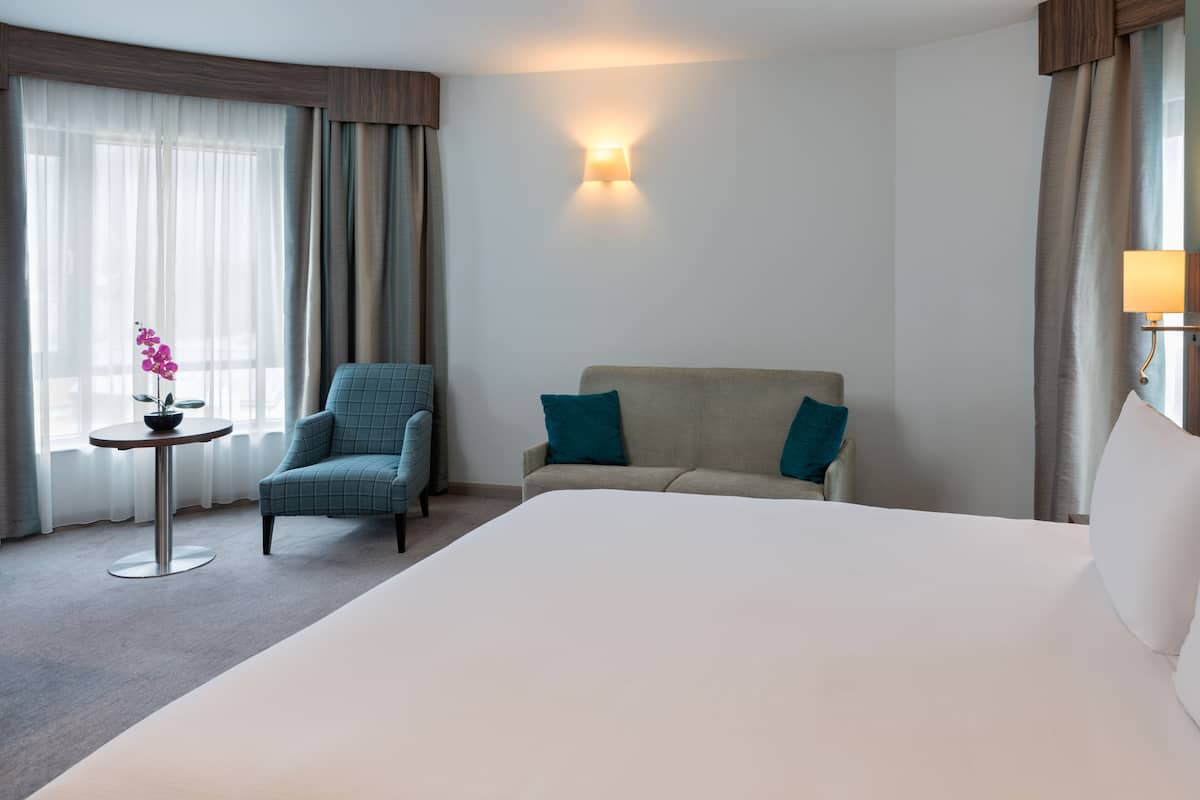 Junior Suite | Hypo-allergenic bedding, in-room safe, desk, laptop workspace