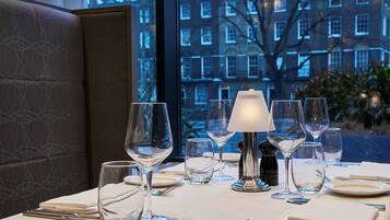 2 ristoranti, aperti a colazione e a cena, cucina britannica