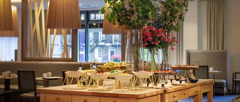 2 restaurantes, se sirven desayunos, cenas y cocina británica