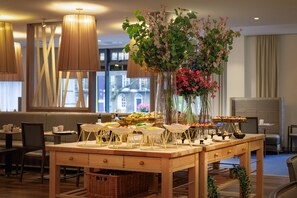 2 Restaurants, Frühstück, Abendessen, britische Küche