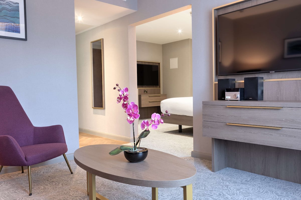 suite, 1 bedroom | hypo-allergenic bedding, in-room safe, desk, laptop workspace