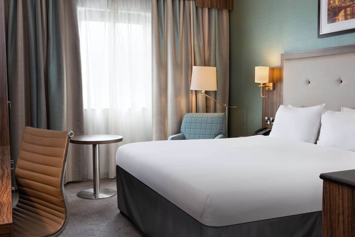 Hypo-allergenic bedding, in-room safe, desk, laptop workspace
