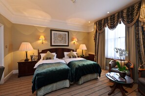 Rom – deluxe | Sengetøy av topp kvalitet, individuelt innredet og blendingsgardiner