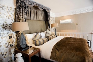 Junior Suite | Premium bedding, in-room safe, desk, blackout curtains