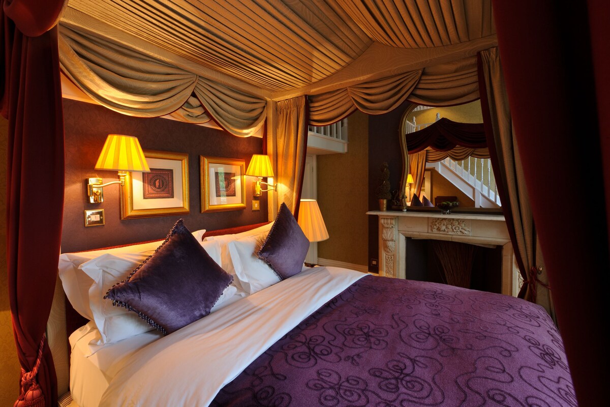 Suite | Premium bedding, individually furnished, blackout drapes, soundproofing