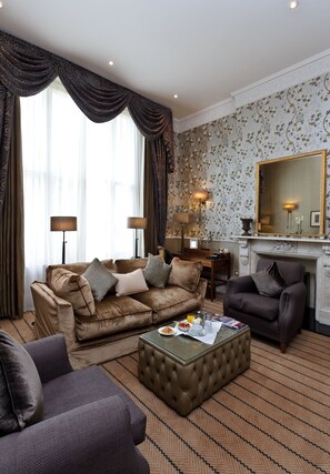 Suite | Living room | 28-inch flat-screen TV with cable channels, TV, iPod dock - Colonnade Hotel London (London)