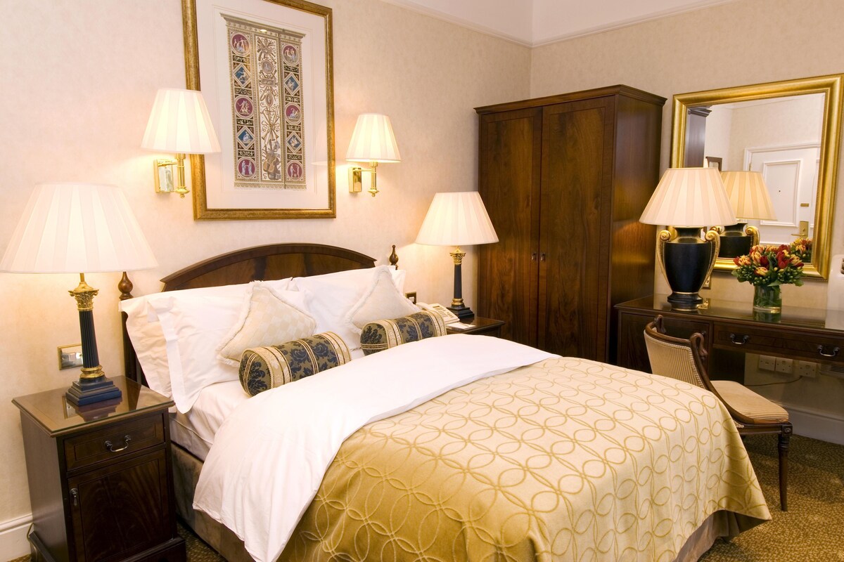 Club Room | Premium bedding, individually furnished, blackout drapes, soundproofing