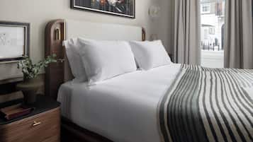 Deluxe driepersoonskamer | Een minibar, een kluis op de kamer, geluiddichte muren