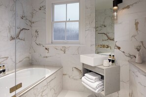 Family Salon | Bathroom