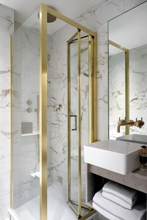 Shower, free toiletries, hair dryer, bathrobes - Montcalm Mayfair Townhouse (London)