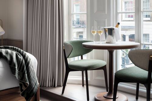 Family Salon | Minibar, in-room safe, soundproofing, iron/ironing board