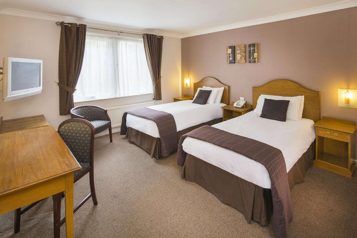Standard Room, 2 Single Beds, Non Smoking | Desk, iron/ironing board, free cots/infant beds, free WiFi
