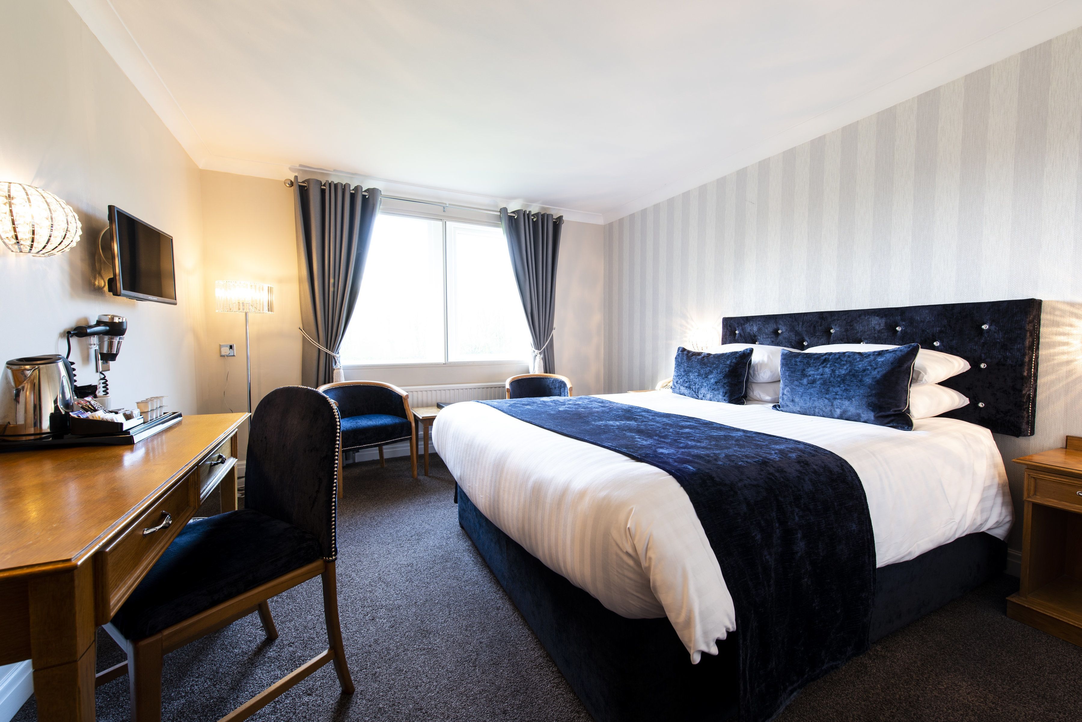 مكتب ومكواة/لوح كي وأسرّة أطفال/رضّع (مجانًا) وواي فاي مجانًا