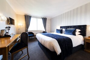 Kamar Double Standar | Meja kerja, setrika/meja setrika, dan tempat tidur bayi gratis