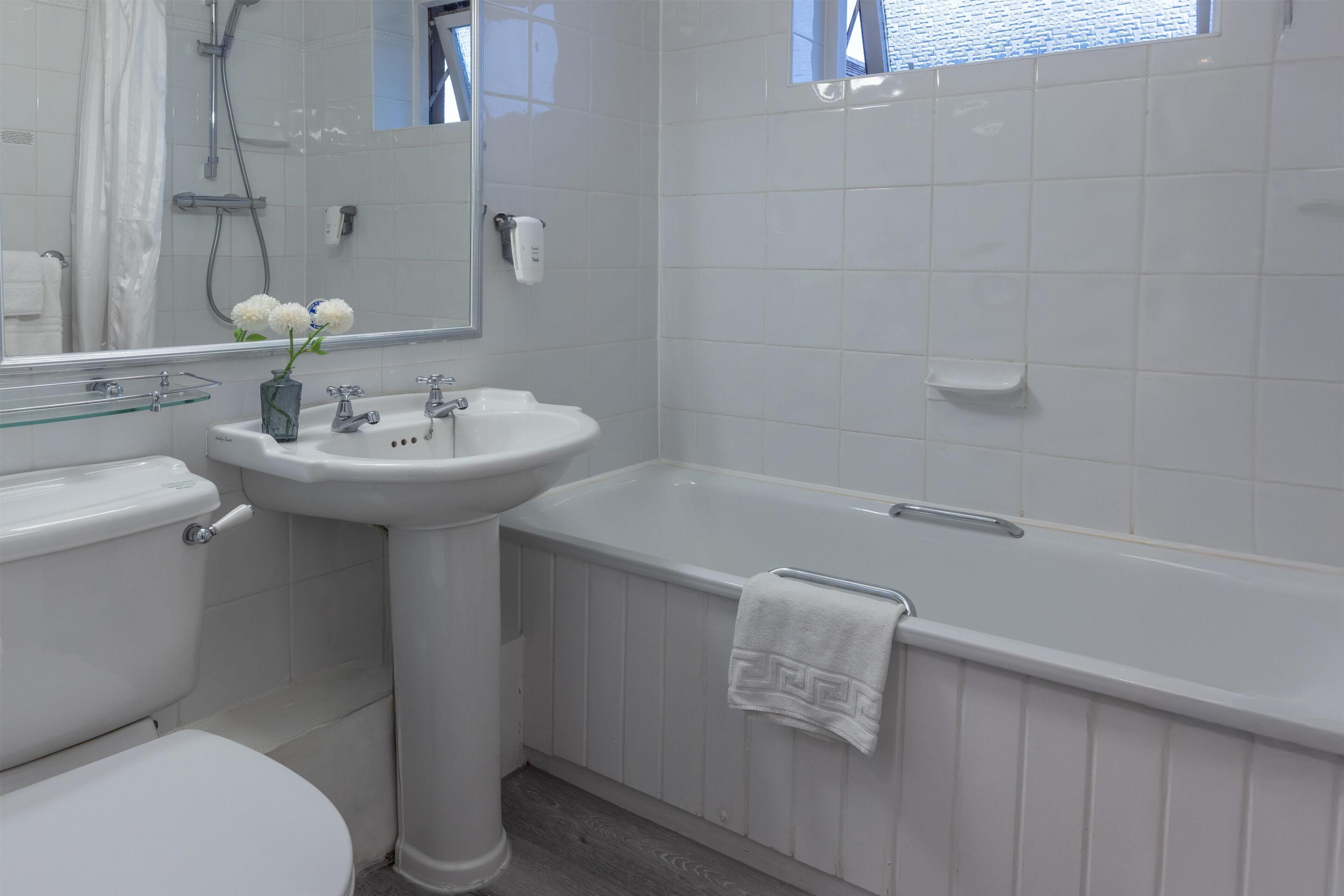 Quarto standard, 1 cama de casal, para não fumantes | Escrivaninha, ferros/tábuas de passar roupa, berços grátis