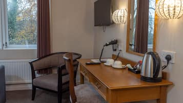 Skrivebord, strykejern/-brett og barnesenger (inkludert)