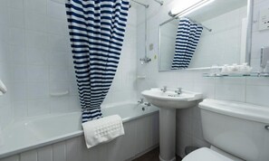 Combined shower/tub, hair dryer, towels