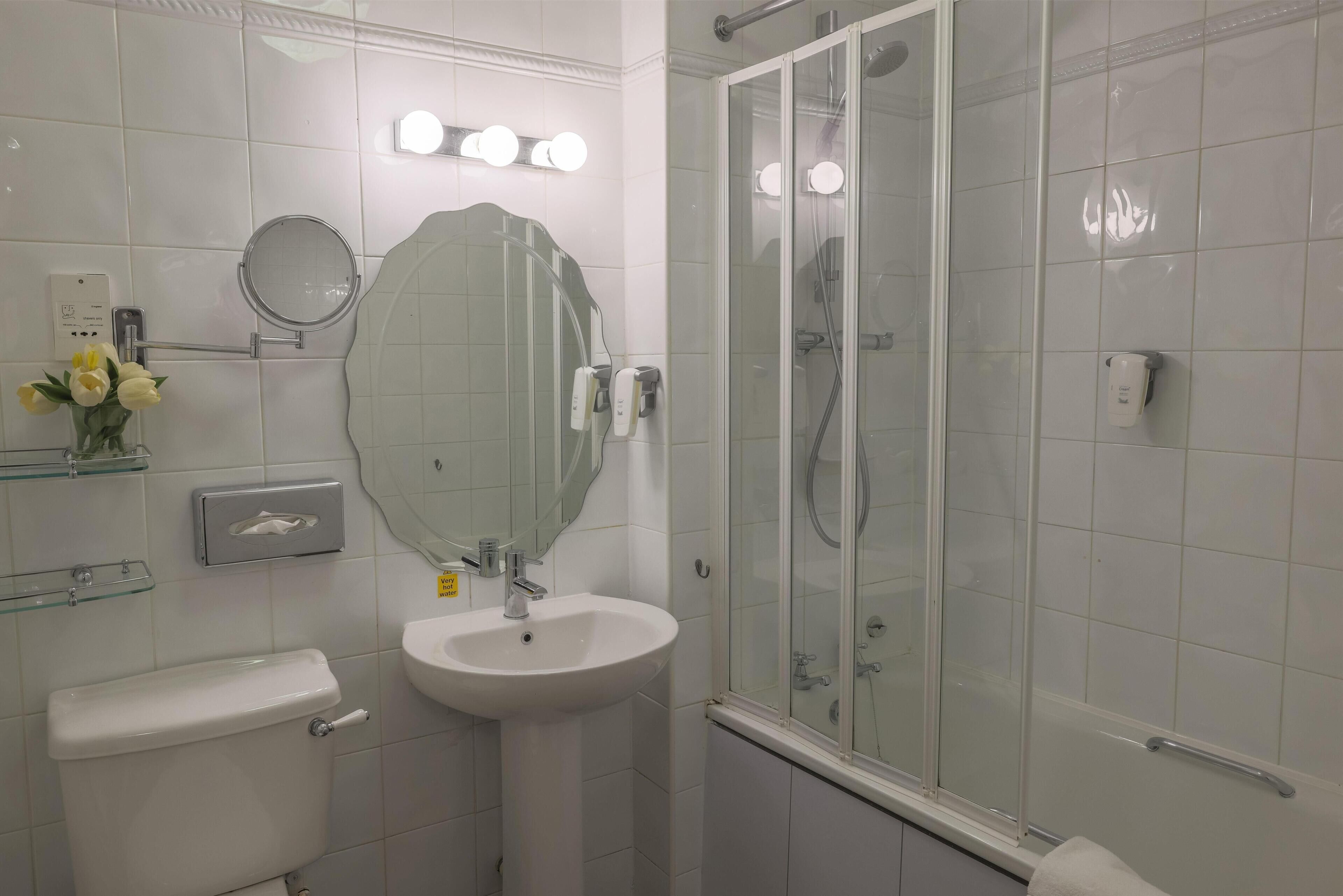 Escrivaninha, ferros/tábuas de passar roupa, berços grátis