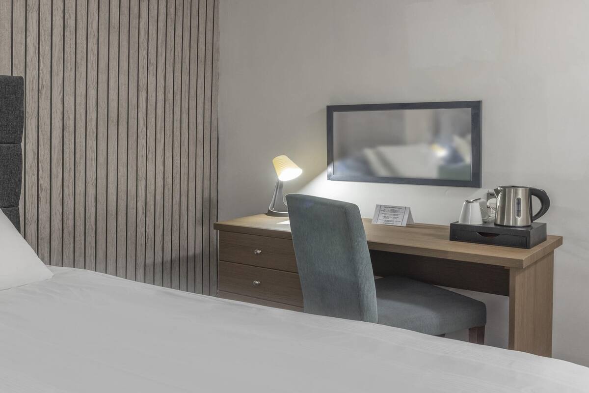 โต๊ะทำงาน, เตารีด/โต๊ะรีดผ้า, Wi-Fi ฟรี, ผ้าปูที่นอน